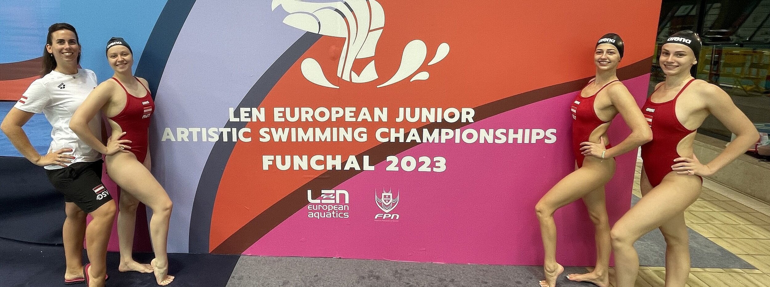 4 Schwimmerinnen vor dem Eventplakat Funchal